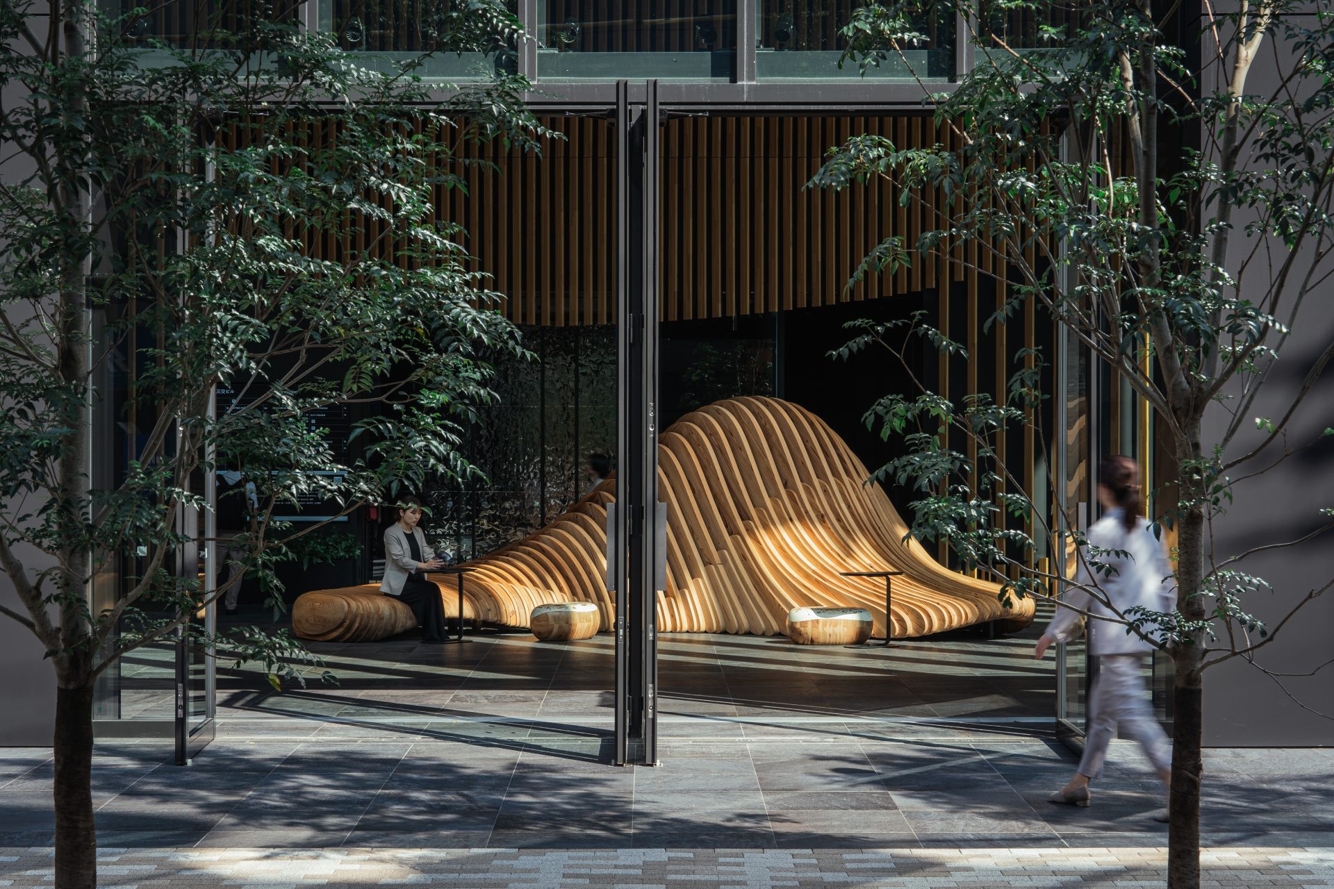 第2名古屋三交ビル　1階エントランスMUQUA　オリジナルベンチ（プロジェクトの概要）4/4のアイキャッチ画像