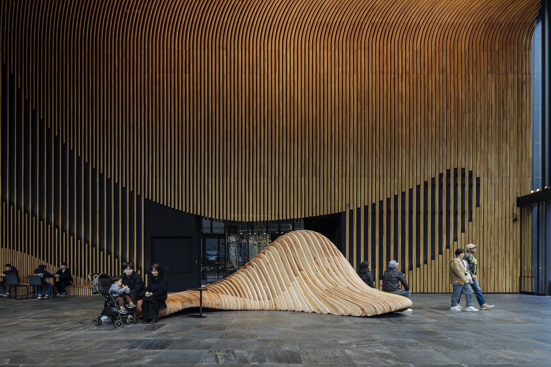 第2名古屋三交ビル　1階エントランスMUQUA　オリジナルベンチ（プロジェクトの概要）1/4のアイキャッチ画像