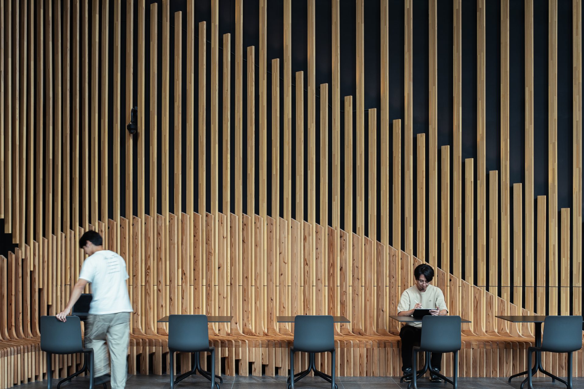 第2名古屋三交ビル　1階エントランスMUQUA　オリジナルベンチ（プロジェクトの概要）2/4のアイキャッチ画像